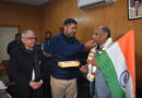 खेल मंत्री ने सौपा स्वर्ण पदक विजेता को राष्ट्रीय ध्वज
