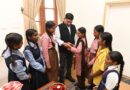 छात्राओं ने जनभवन में अधिकारियों एवं कर्मचारियों को बांधी राखी