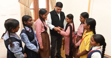 छात्राओं ने जनभवन में अधिकारियों एवं कर्मचारियों को बांधी राखी