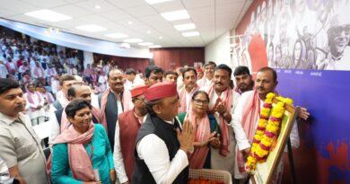 स्व० जगदेव प्रसाद कुशवाहा के शहादत दिवस पर आयोजित सम्मेलन में सपा सुप्रीमो ने दी श्रद्धांजलि